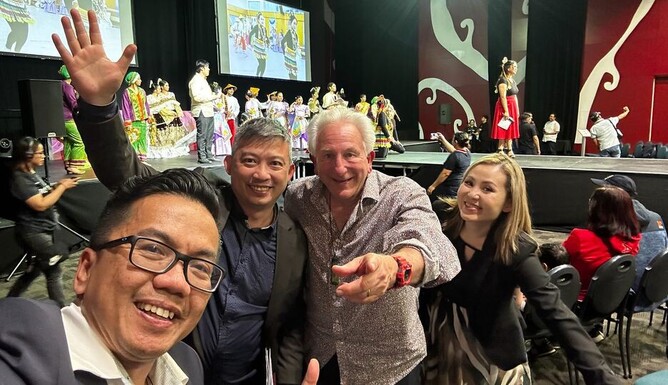 Photo of AIL prize draw winner Arnel Cabelles with AIL of New Zealand managing director Steve Friedlander at the Pistang Pilipino Festival 2023