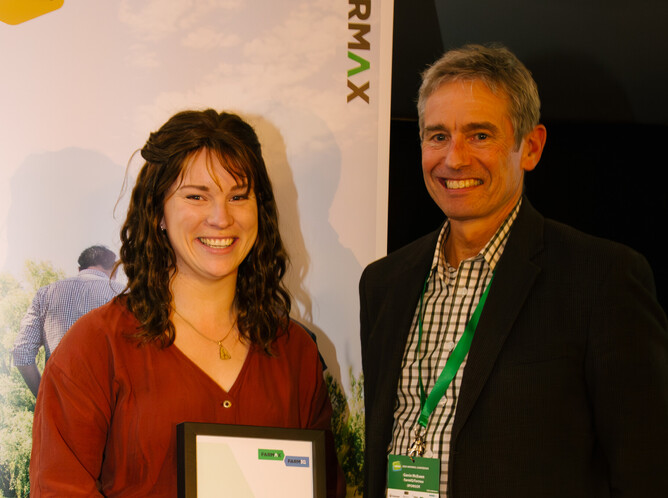 2023 Emerging Rural Professional of the Year, Sarah Hawkins, alongside FarmIQ executive general manager, Gavin McEwen