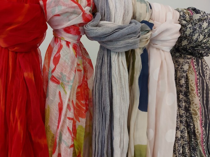 How to add style to your travel capsule wardrobe with scarves. | The 5 ...