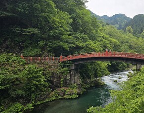 Travelling Light, Living Fully: A Journey Through Japan and Beyond.