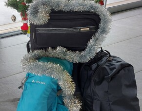 5 great tips on how to pack light for a Christmas trip.