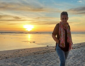 How to add style to your travel capsule wardrobe with scarves.