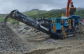 Powerscreen pt400x working on demolition site in Auckland crushing demolition concrete into reusable aggregate