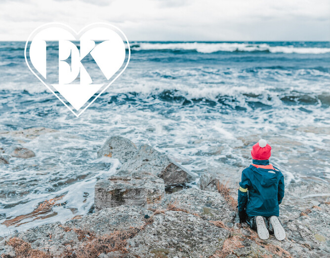 Child sitting next to the sea | Emma-Kate Wellbeing Wellington