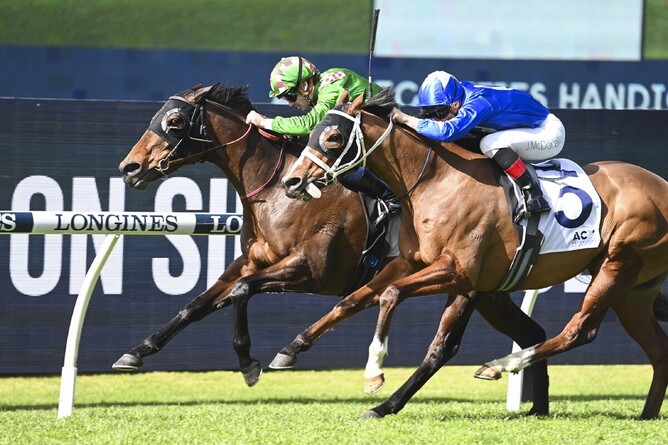 Travelling Kate (inner) gets the better of Wineglass Bay at Rosehill.  - Photo: bradleyphotos.com.au