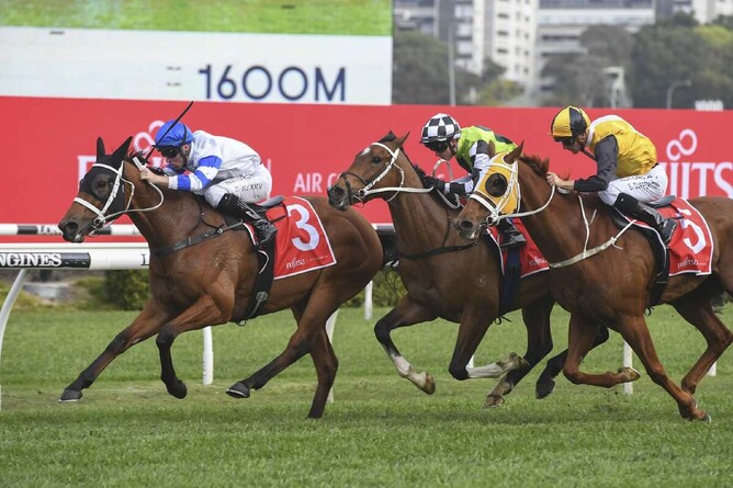 Star of the Seas (yellow hood) closing in on Kolding in the Gr.1 George Main Stakes. Photo: bradleyphotos.com.au