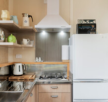 Kapiti Stay - Relax in our 2 bedroom retreat with all the comforts of home. With a choice of a King size bed (or King Singles), and Queen bed with luxurious linen. A well-appointed kitchenette with hob, or cook your evening meal using our indoor woodfire oven or outdoor bbq.