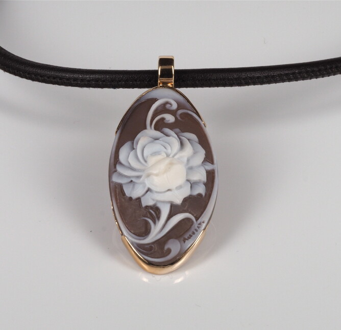 Handmade cameo pendnat