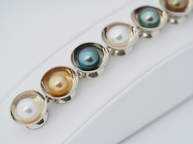 Pearl bracelet of white gold and natural coloured South Sea pearls.
