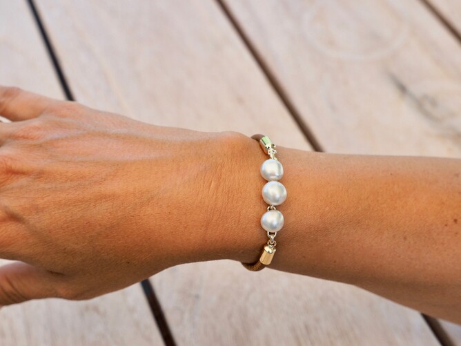 Keshi pearl bracelet with gold and leather