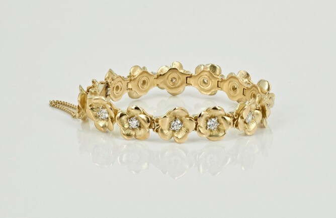 Gold flower bracelet with diamond 