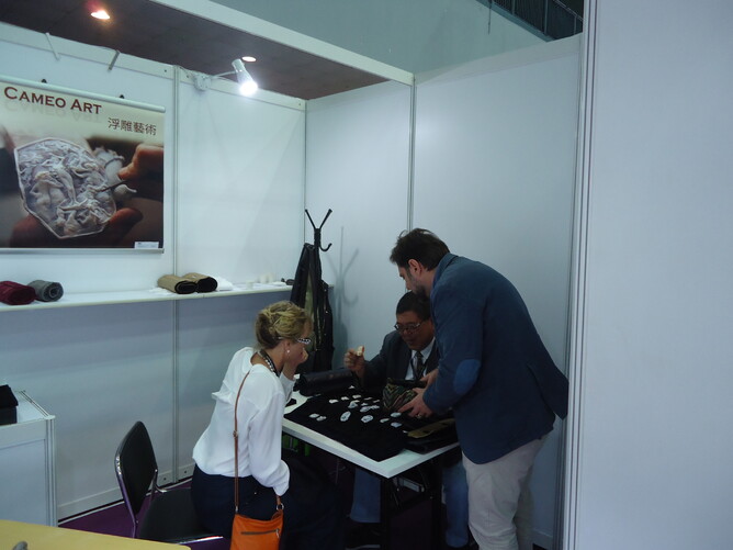 Lynaire Kibblewhite selecting cameos