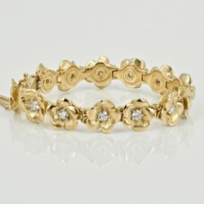 Gold and diamond bracelet of flowers