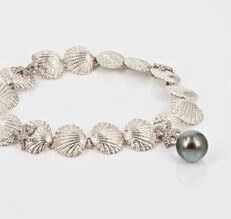 White gold shell bracelet with a Tahitian pearl