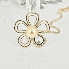 Gold pearl pendant with diamonds