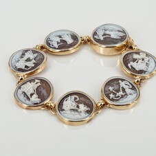 Cameo jewellery set in gold