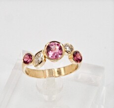 Diamond ring with pink spinels
