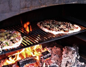How to cook pizza on your outdoor fire