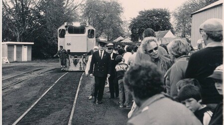 In 1984, the Cambridge Historical Society and the Cambridge Lions organised an excursion to Tauranga. Photo: Cambridge Historical Society.