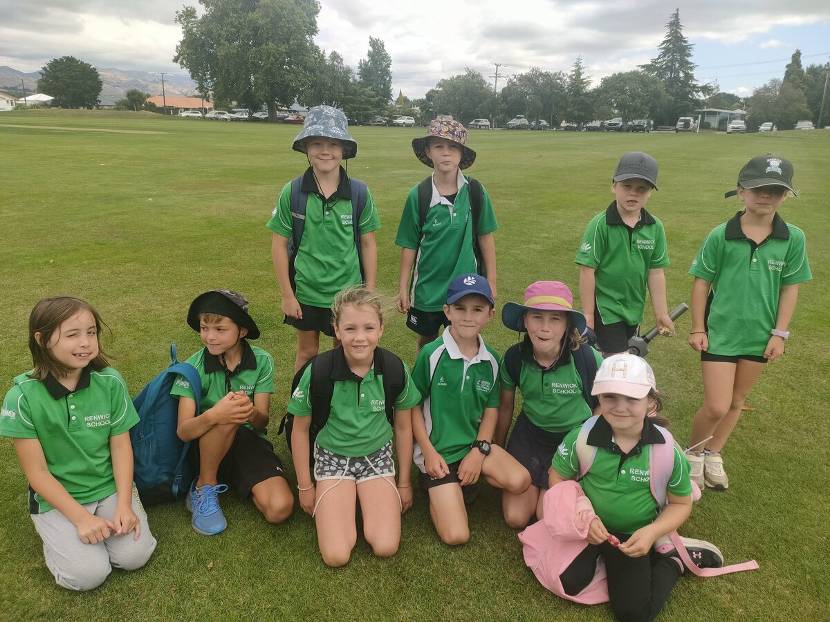 Y3/4 cricket in action Renwick School