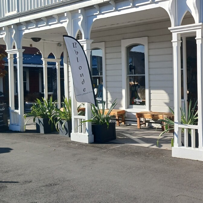 17 BLONDE- Fashion and Homeware