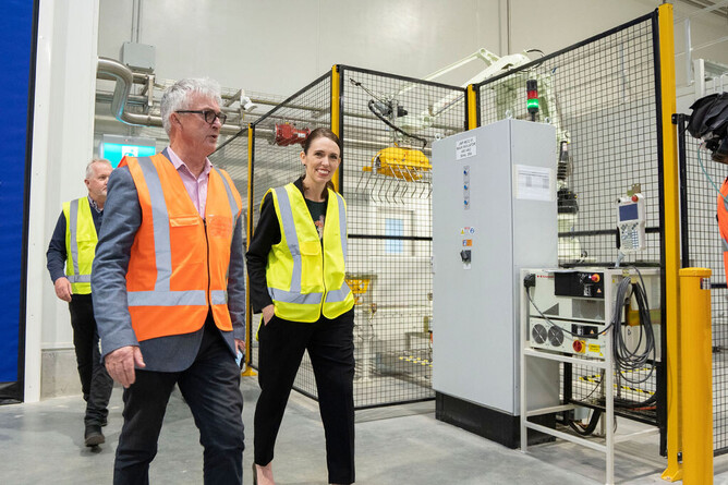Prime Minister Jacinda Ardern, and Chief Executive of the Waikato Innovation Park, Stuart Gordon.