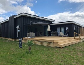 Bespoke Coastal Retreat in Matarangi: Pauanui 154m²