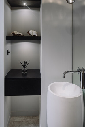 Bathroom by Natalie Du Bois/Photographer Simon Wilson