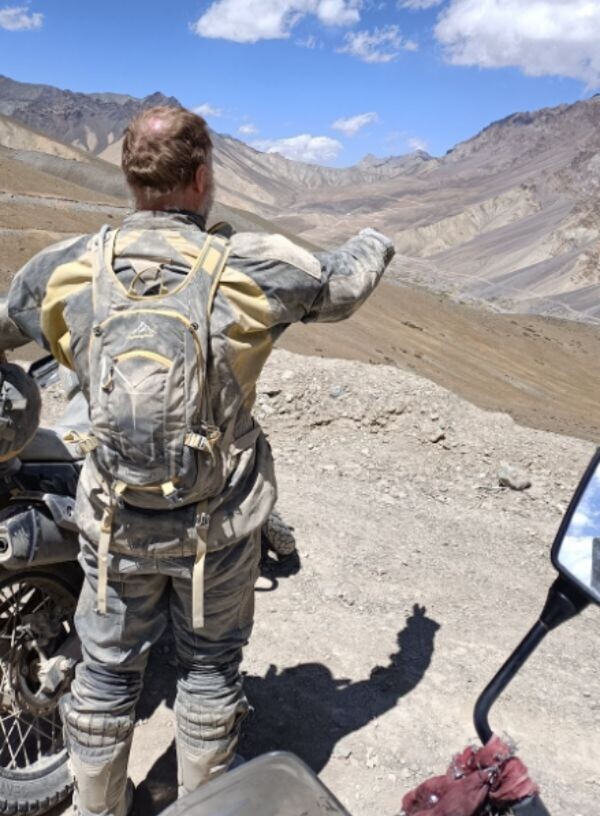 Andy is pointing to the pass we are going over about 40k in the distance,   Did I mention it was dusty…