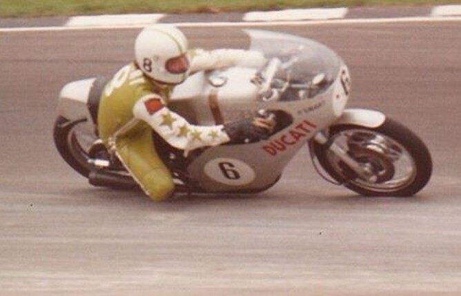 Paul Smart laying it over on the ‘72 Imola 200 winning 750 Ducati📸 www.rideapart.com