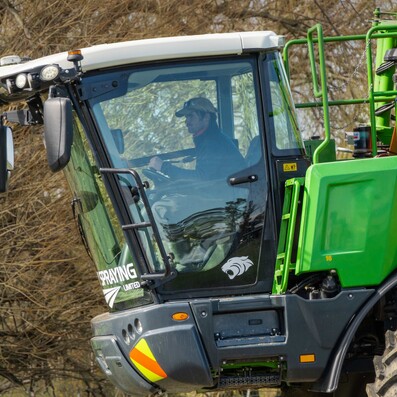 Boom sprayer in Mid Canterbury paddock, showing Simply Spraying’s extra capacity for fast, reliable crop spraying when weather windows are tight.