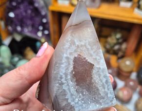 Agate &ndash; A Deep Dive into Nature&rsquo;s Banded Beauty