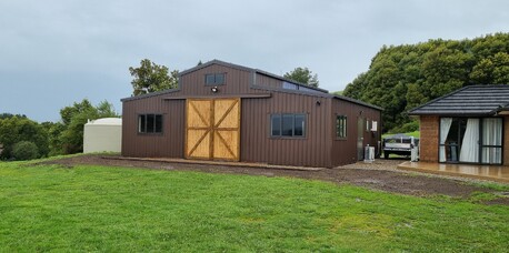 American Barn shed with barn doors