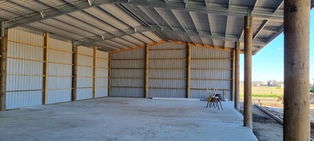 Clear span pole shed