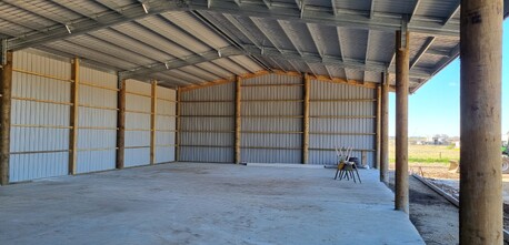 Clear span pole shed