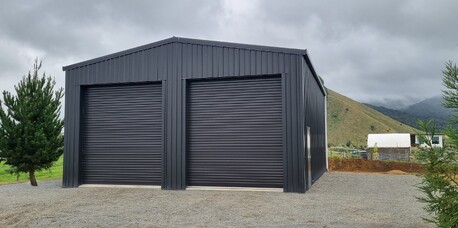Enclosed pole shed