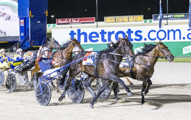 Callmethebreeze winning the Great Southern Star - Photo: Stuart McCormick