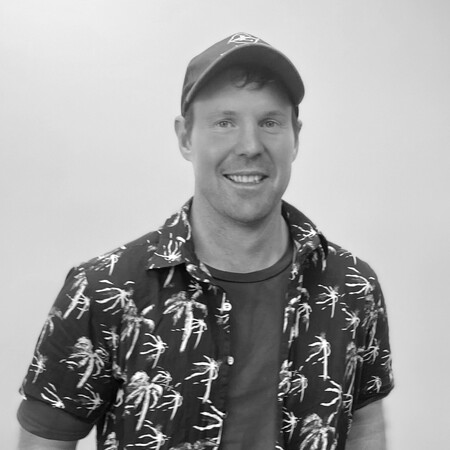 Brett Crossan, the lead physiotherapist and director of Logic Physiotherapy. A dedicated professional with extensive educational background and a passion for personalised patient care, focusing on mechanical diagnosis, therapy, and ergonomics