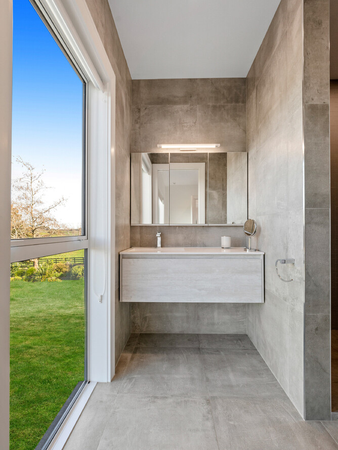 The ensuite tiled shower