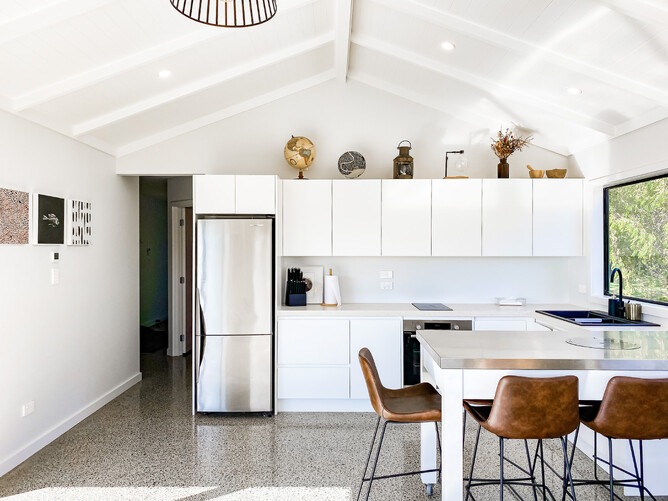 Kitchen in minor dwelling with movable island