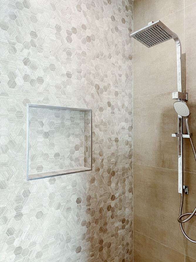 Main bathroom tiled shower