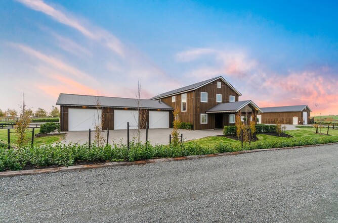 Barn style home at North Ridge Stud