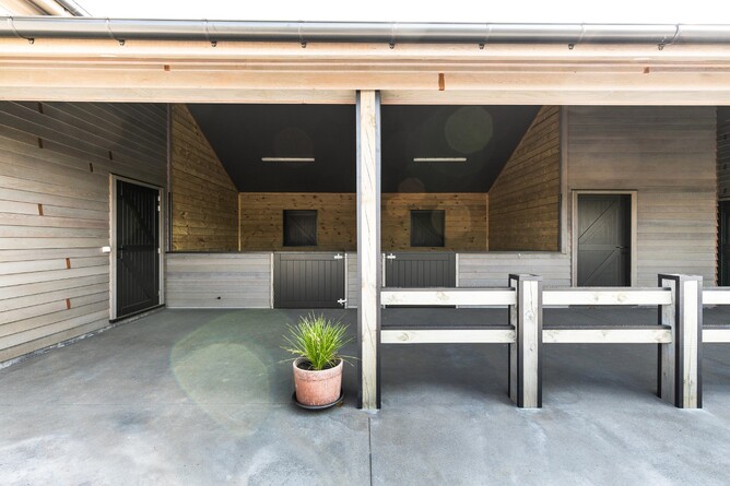 Ascot two stable complex