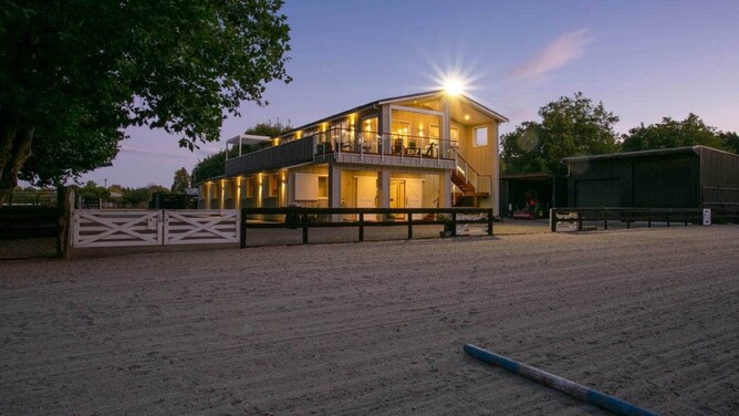 Oxford Barn with stables & apartment
