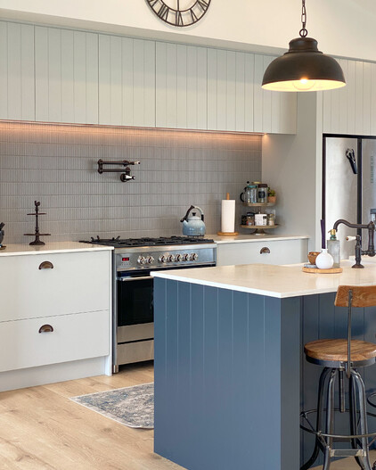 Kitchen breakfast bar with rustic chairs