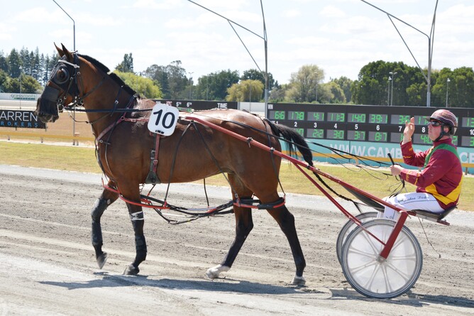 Joshua Dickie salutes after bringing up his 400th driving win - Photo: Chanelle Lawson