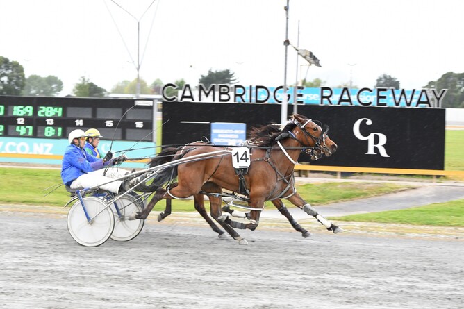 Toni Street goes stride for stride to the line with The Banker. Photo: Chanelle Lawson