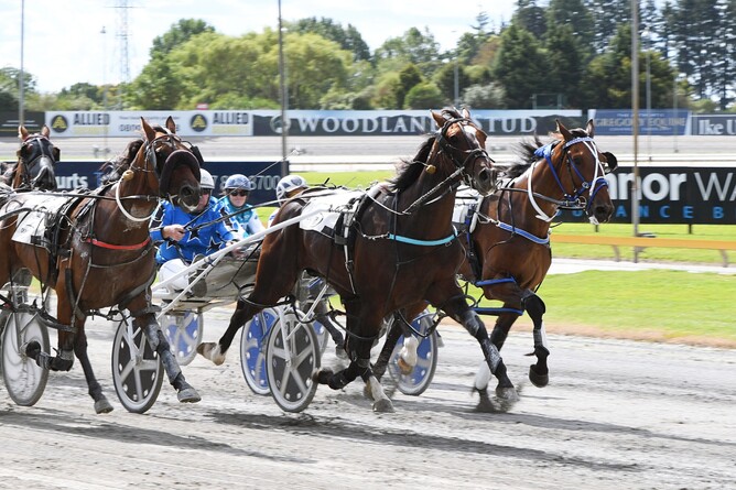 Mo Szyslak and Peter Ferguson (centre) on their way to winning at Cambridge Raceway on Sunday. - Chanelle Lawson