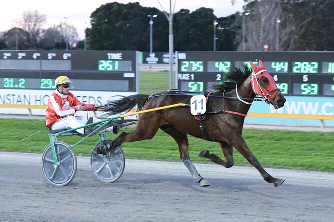 The Flying Scotsman on his way to victory at the Cambridge Raceway - Photo: Chanelle Lawson