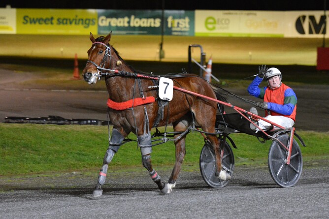 Dylan Ferguson salutes behind Sunset Red - Photo: Chanelle Lawson